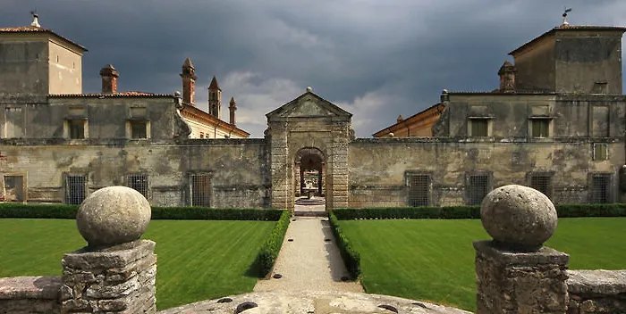 Della Torre *